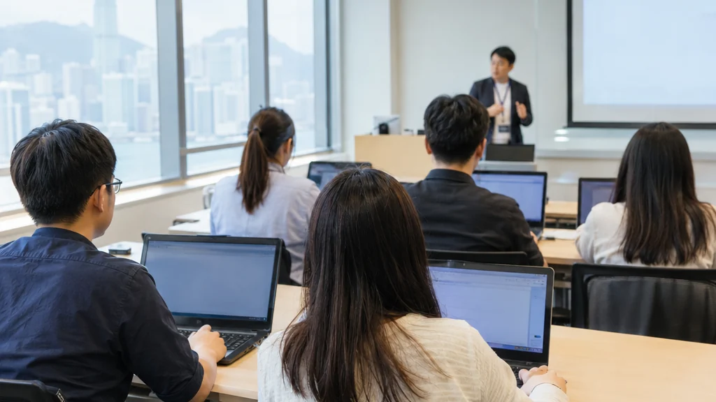香港培訓室內員工參加科技培訓課程的場景