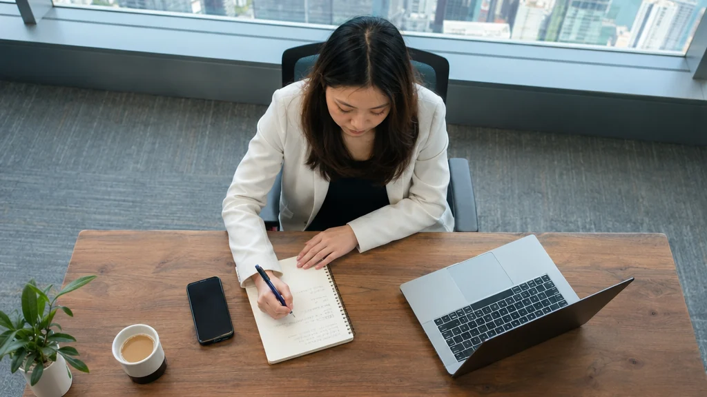 對比圖：情境提示是完整描述句子，而非一連串關鍵字