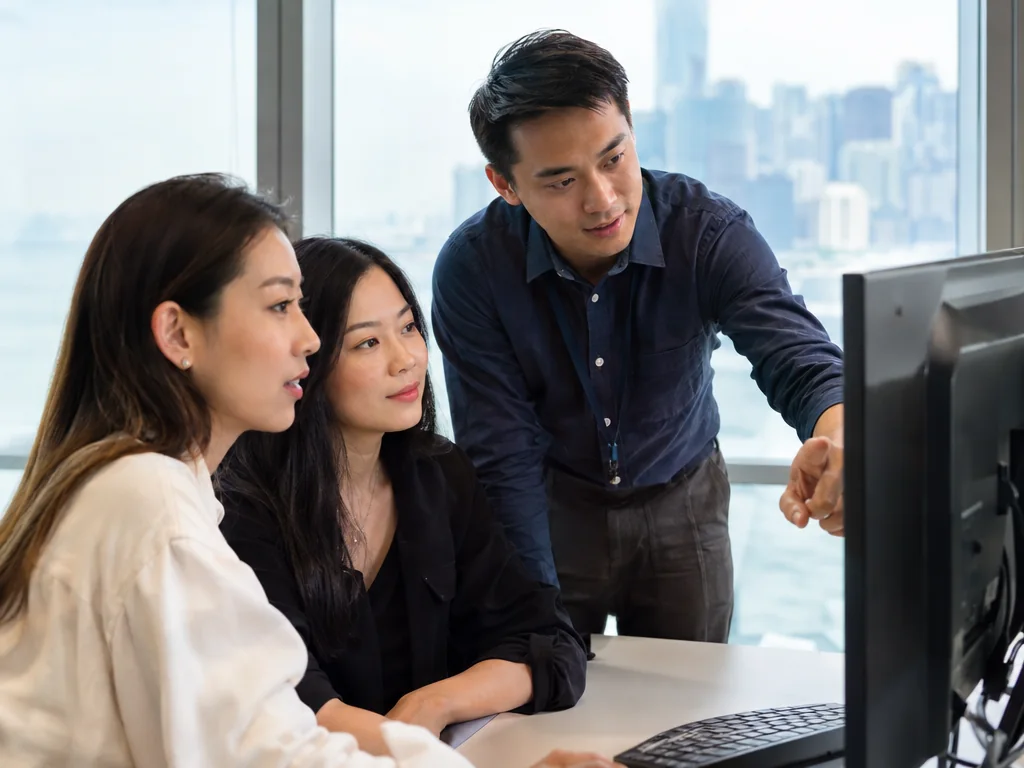 比較度身訂造與現成 SaaS 兩種做法的適用情況