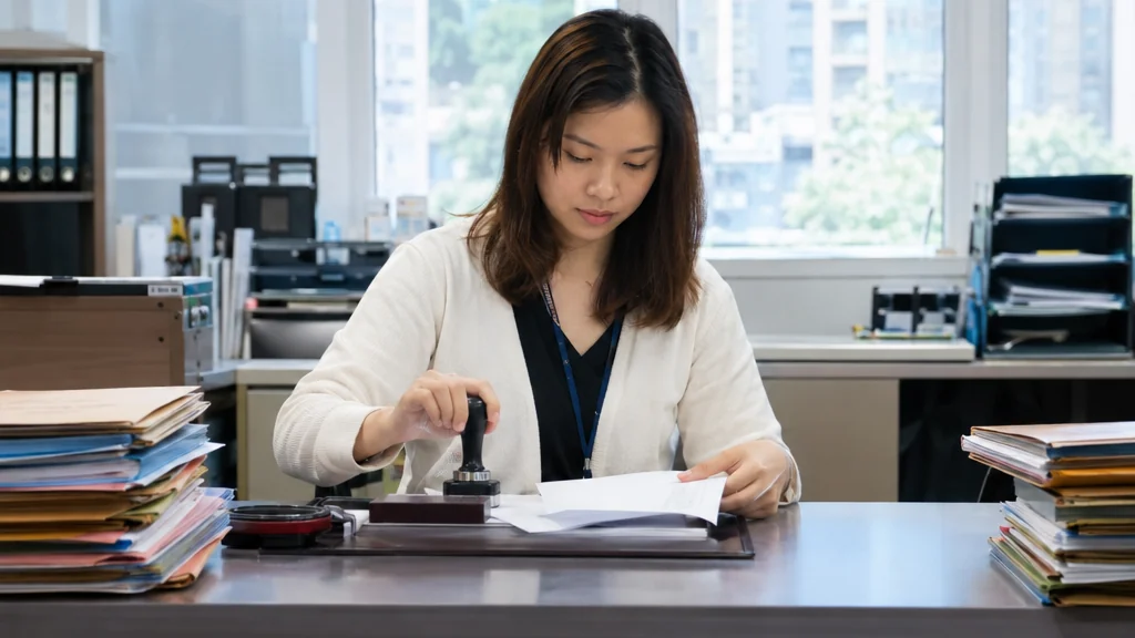 示意圖：把技術要求寫成報價或招標文件中的可驗證條文，而非籠統描述