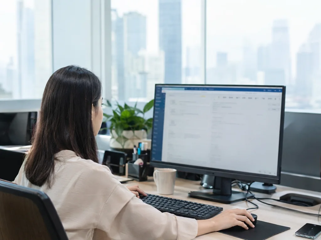 示意圖：企業各部門各自使用不同系統形成資料孤島，以及 ERP 整合後的單一資料來源