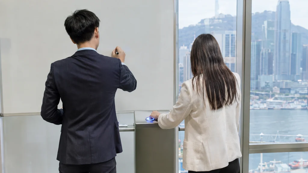 並排示意：一邊有人對著白板逐字書寫，另一邊有人單次按下決策按鈕，對比兩種輸出方式